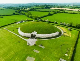 Vista aérea del monumento funerario megalítico de Newgrange en Irlanda en el que se encuentran numerosos símbolos de la espiral celta.