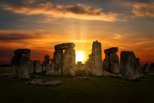 El atardecer entre los grandes dólmenes del monumento megalítico de Stonehenge da la bienvenida al sitio Con Símbolos Celtas.