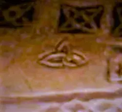 Figura tallada en hueso del símbolo celta triqueta