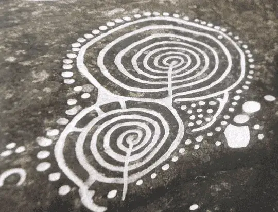 Petroglifo de espiral doble celta cuya espiral mayor tiene 7 vueltas y la menor 5, con puntos al rededor que representa el movimiento del sol y la luna. Se usó como calendario.